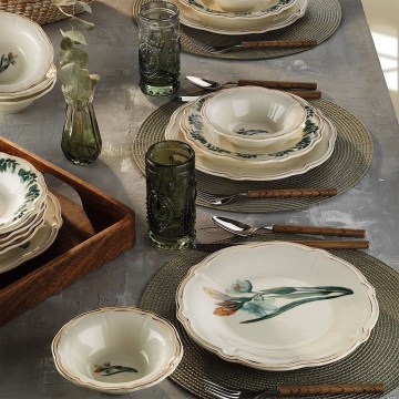 18-osaline mitmevärviline portselanist söögikomplekt