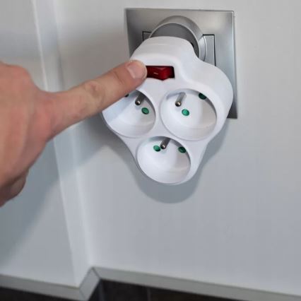 3-pesaline voolujaotur lülitiga