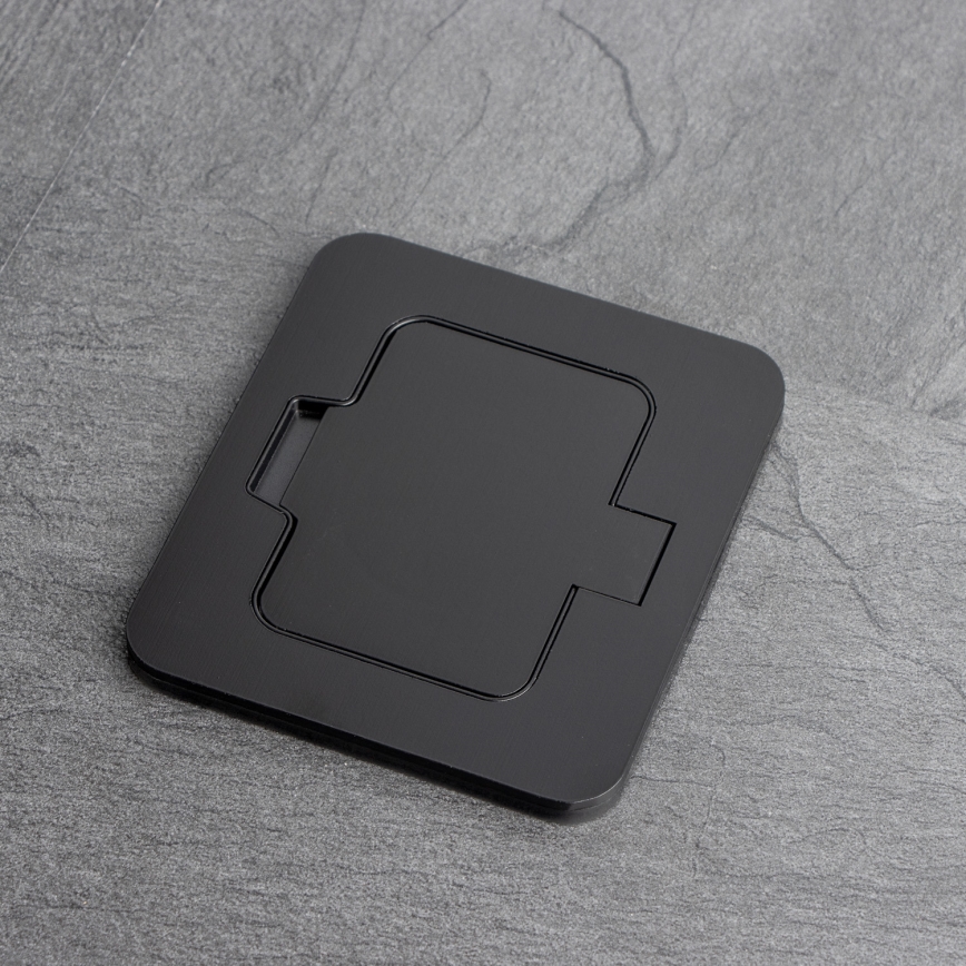 Brilagi - välitingimustesse mõeldud süvistatav põrandapistikupesa IP55, must, ristkülikukujuline