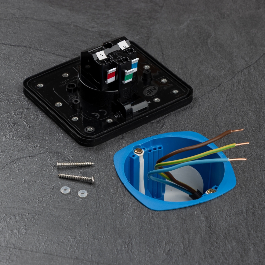 Brilagi - välitingimustesse mõeldud süvistatav põrandapistikupesa IP55, must, ristkülikukujuline