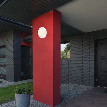 Brilo - LED laetav välistingimustele mõeldud seinale paigaldatav valgusti anduriga, LED/4W/5V, 4400 mAh, IP44, valge