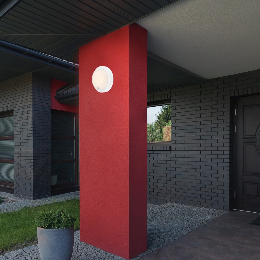 Brilo - LED laetav välistingimustele mõeldud seinale paigaldatav valgusti anduriga, LED/4W/5V, 4400 mAh, IP44, valge