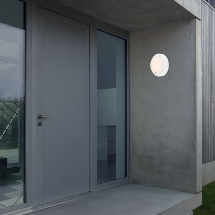 Brilo - LED laetav välistingimustele mõeldud seinale paigaldatav valgusti anduriga, LED/4W/5V, 4400 mAh, IP44, valge