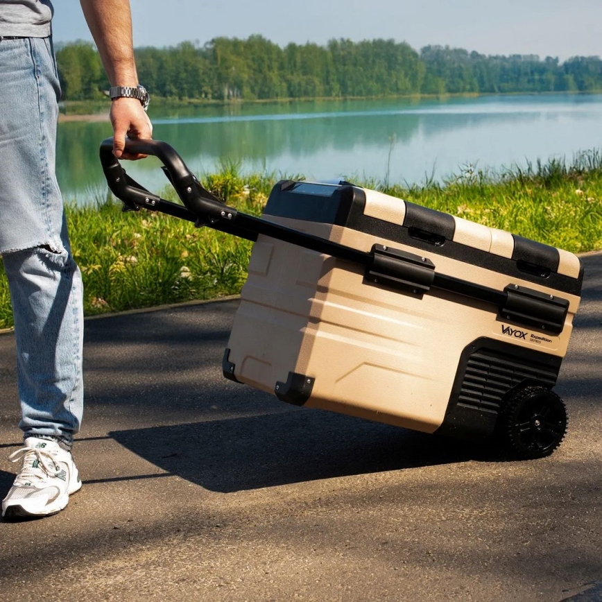 Kaasaskantav külmik autosse LCD ekraaniga 39 l 230V/12V/24V pruun