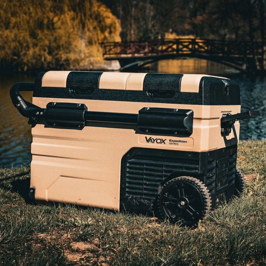 Kaasaskantav külmik autosse LCD ekraaniga 39 l 230V/12V/24V pruun