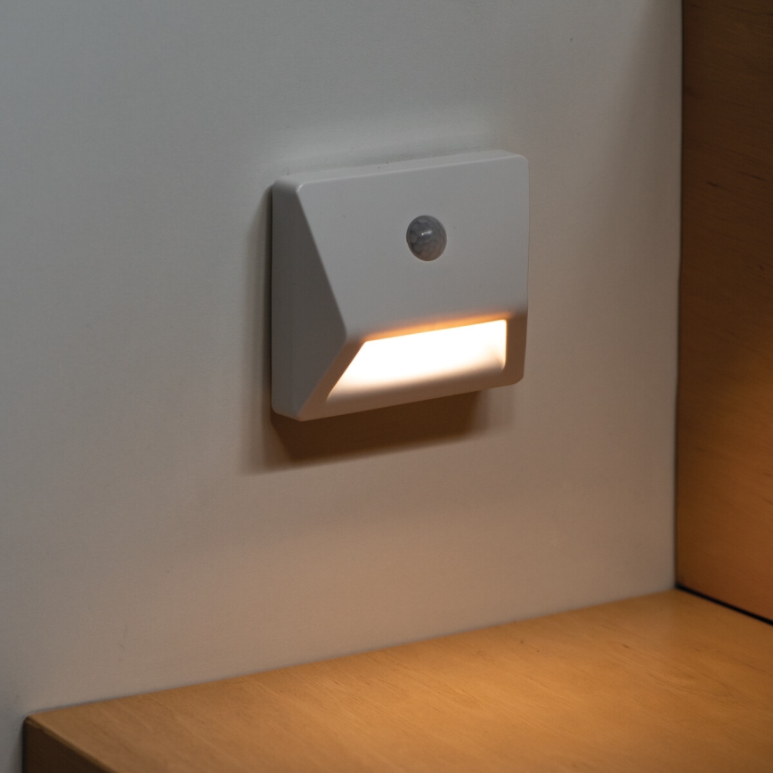 Kanlux 37392 - LED Sisseehitatud valgusti koos liikumis- ja hämardusanduriga IRS LED/0,3W/3xAAA IP54 valge