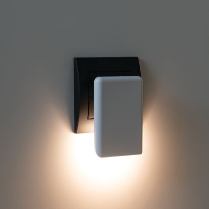 LED-orientatsioonivalgusti hämarussensoriga pistikupessa ORISA LED/0,28W/230V valge