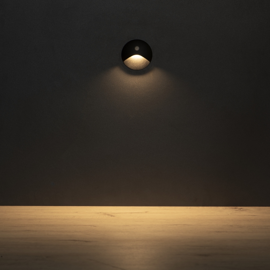 LED-trepivalgusti liikumis- ja hämarusanduriga EXIN LED/2,5W/230V 3000K IP65 ümmargune must