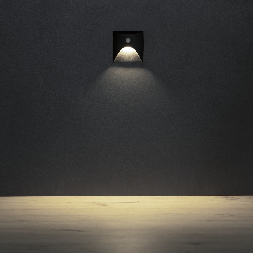 LED-trepivalgusti liikumis- ja hämarusanduriga EXIN LED/2,5W/230V 4000K IP65 must nurgakujuline