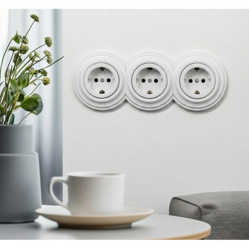 Kliklap - kolmekordne retro seinapistik SCHUKO 230V raamiga, lumivalge