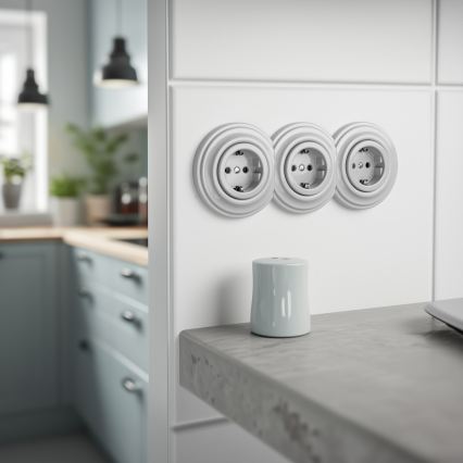 Kliklap - retrostiilis kolmikpistikupesa koduseks kasutamiseks, raamiga SCHUKO 230V, valge keraamiline