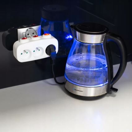 Kolme pistikuga pistikulaud lülititega