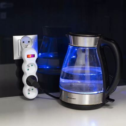 Kolme pistikupesaga voolujaotur lülitiga