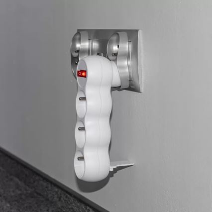 Kolme pistikupesaga voolujaotur lülitiga