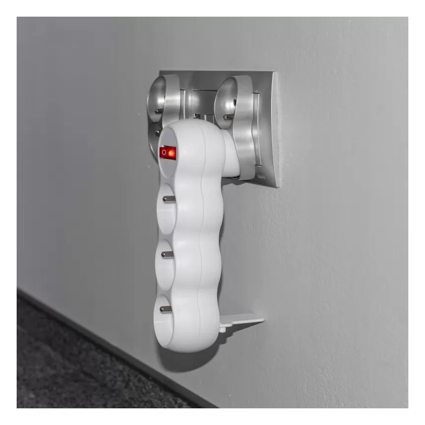 Kolme pistikupesaga voolujaotur lülitiga