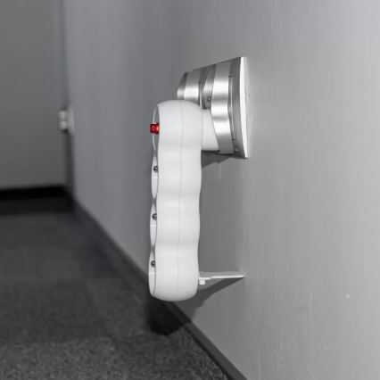 Kolme pistikupesaga voolujaotur lülitiga