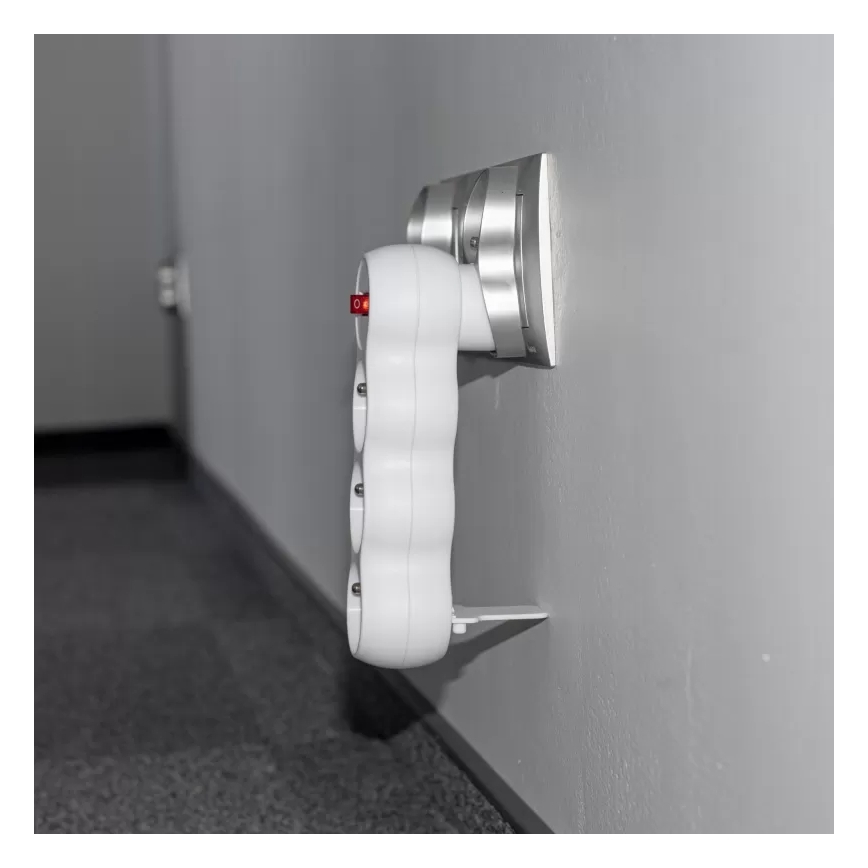 Kolme pistikupesaga voolujaotur lülitiga