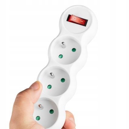 Kolme pistikupesaga voolujaotur lülitiga