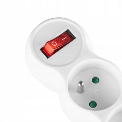 Kolme pistikupesaga voolujaotur lülitiga