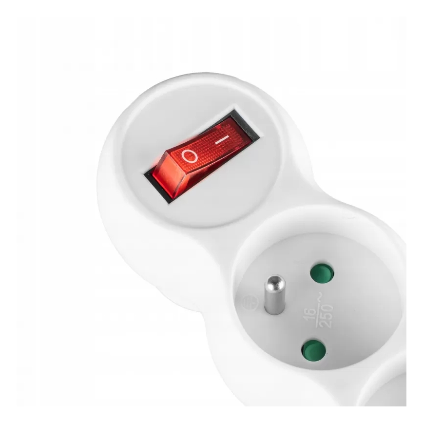 Kolme pistikupesaga voolujaotur lülitiga