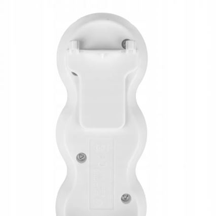 Kolme pistikupesaga voolujaotur lülitiga