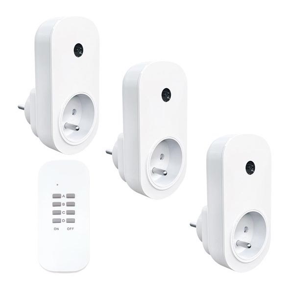 KOMPLEKT 3x Puldiga juhitavad pistikupesad 230V/1xCR2032 + kaugjuhtimispult