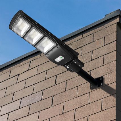 LED Hämardatav päikesepaneeliga tänavalamp koos liikumis- ja hämardusanduriga LED/12W/3,2V 6000K IP65 10000 mAh must + kaugjuhtimispult