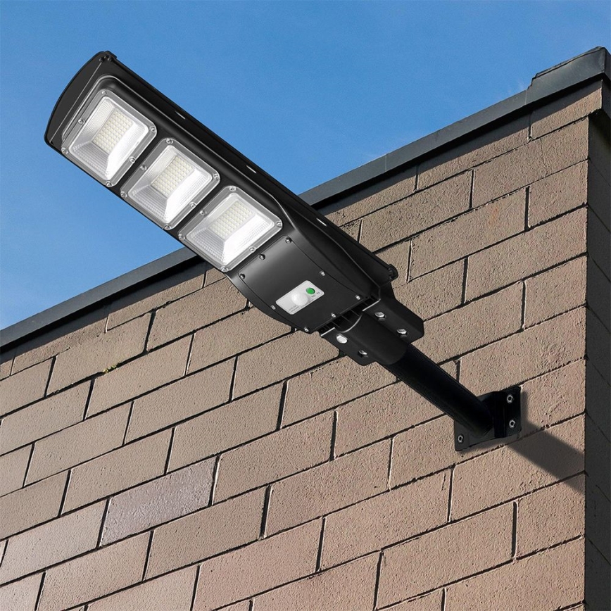 LED Hämardatav päikesepaneeliga tänavalamp koos liikumis- ja hämardusanduriga LED/12W/3,2V 6000K IP65 10000 mAh must + kaugjuhtimispult