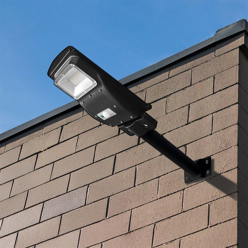 LED Hämardatav päikesepaneeliga tänavalamp koos liikumis- ja hämardusanduriga LED/6W/3,2V 6000K IP65 5000 mAh must + kaugjuhtimispult