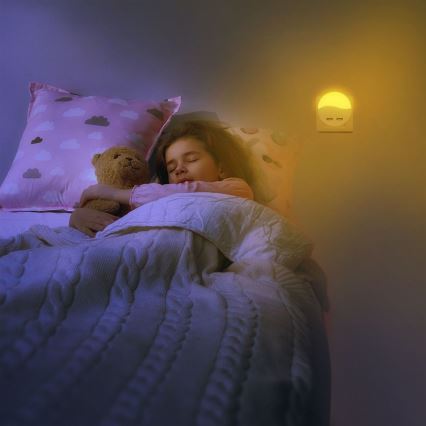 LED Öövalgusti pistikupessa koos hämardusanduriga 2xUSB LED/0,45W/230V 3000K
