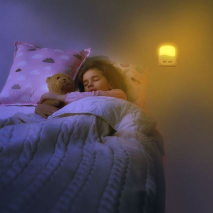 LED Öövalgusti pistikupessa koos hämardusanduriga 2xUSB LED/0,45W/230V 4000K
