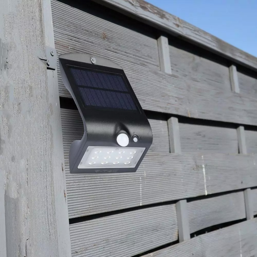 LED Päikesepaneeliga seinavalgusti koos anduriga LED/1.5W/3,7V IP65 1200 mAh