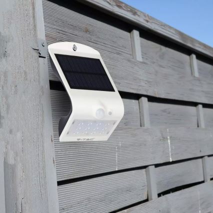 LED Päikesepaneeliga seinavalgusti koos anduriga LED/1.5W/3,7V IP65 1200 mAh