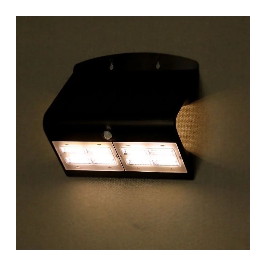 LED Päikesepaneeliga seinavalgusti koos anduriga LED/7W/3,7V 4000K IP65 must