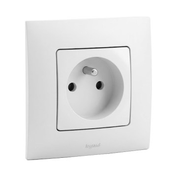 Legrand - kodune pistikupesa raamiga NILOE 250V valge