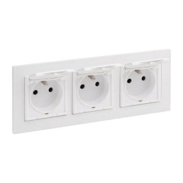 Legrand - Kolme pesaga välispistikupesa koduseks kasutamiseks NILOE STEP raamiga 250V IP44 valge