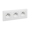 Legrand - Kolmikpistikupesa koduseks kasutamiseks raamiga NILOE STEP 250V valge