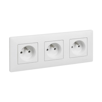 Legrand - Kolmikpistikupesa koduseks kasutamiseks raamiga NILOE STEP 250V valge