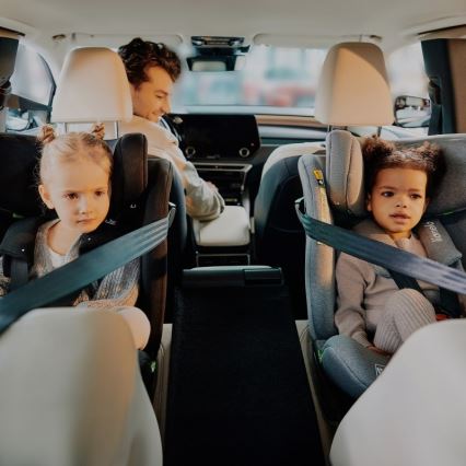 Lionelo - Pööratav lapse turvatool koos alusega BRAVE i-Size 40-150 cm Black Carbon