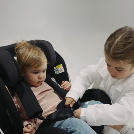 Lionelo - pööratav lapse turvatool alusega ANTOON PLUS i-Size 40-105 cm Must Onüks