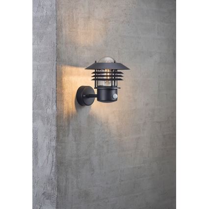 Nordlux - Välisseinavalgusti liikumisanduriga VEJERS 1xE27/60W/230V IP54 hõbedane
