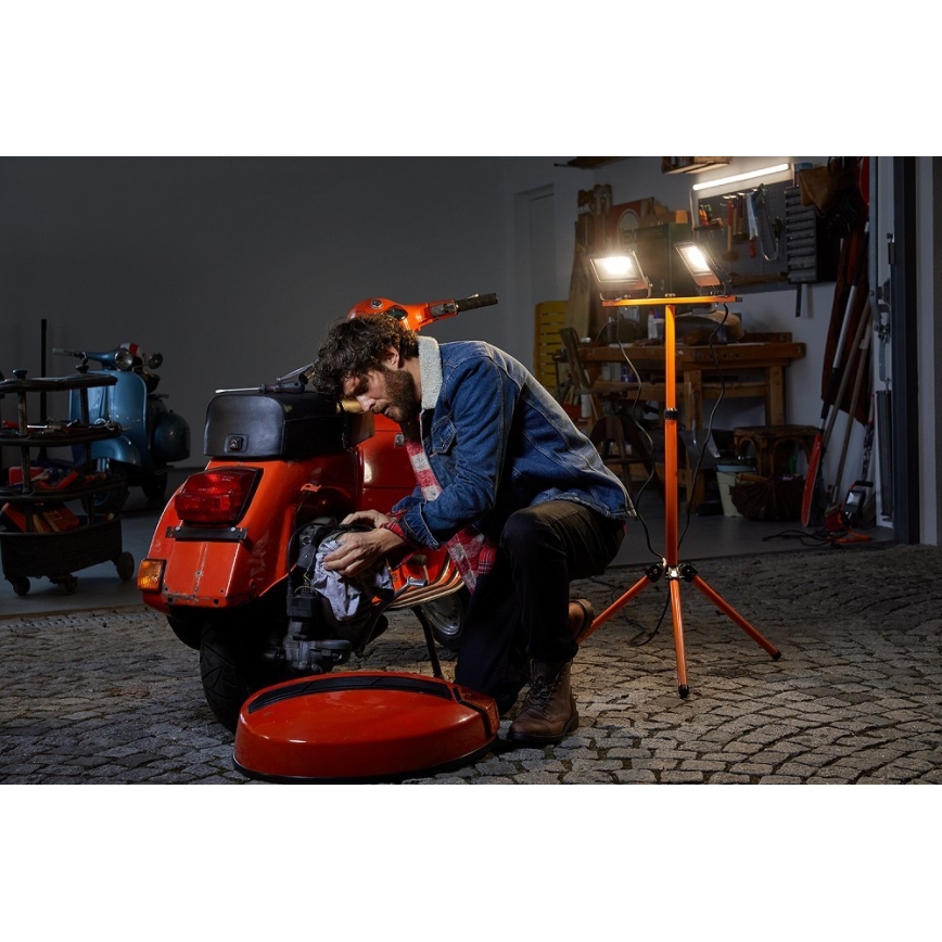 Osram - LED-prožektor statiiviga TRIPOD 2xLED/20W/230V IP65