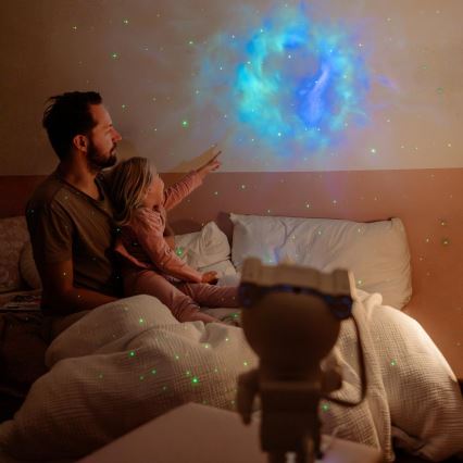 Retlux - LED lasteprojektor 230 V astronaut 23,3 cm + kaugjuhtimispult