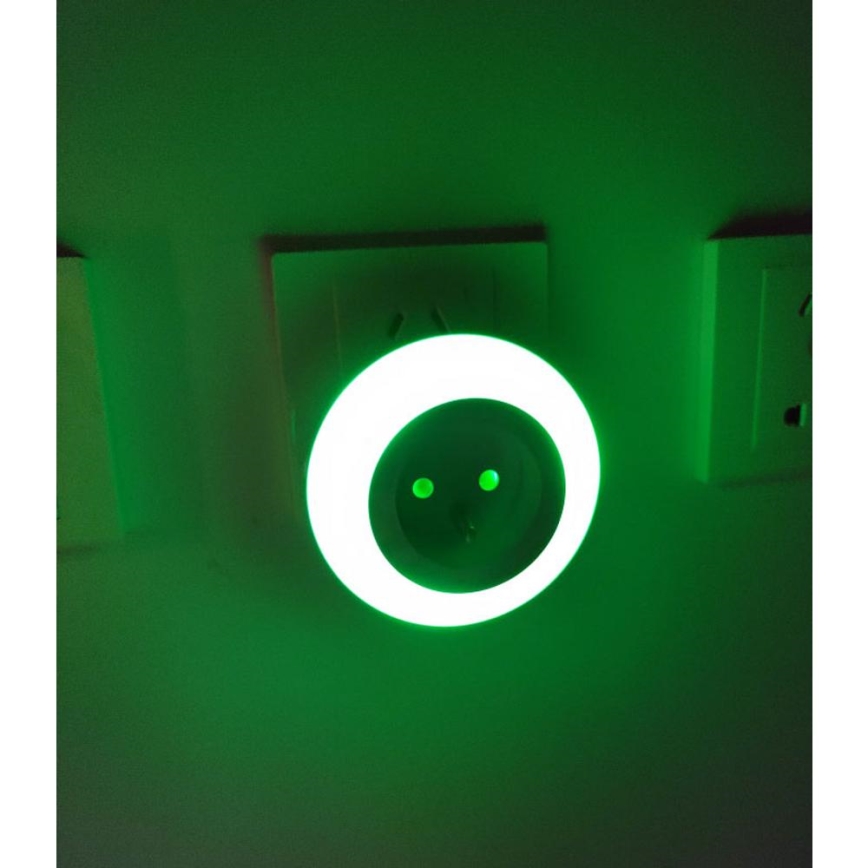 LED Navigatsioonivalgusti hämaraanduri ja pistikupesaga LED/0,6W/230V