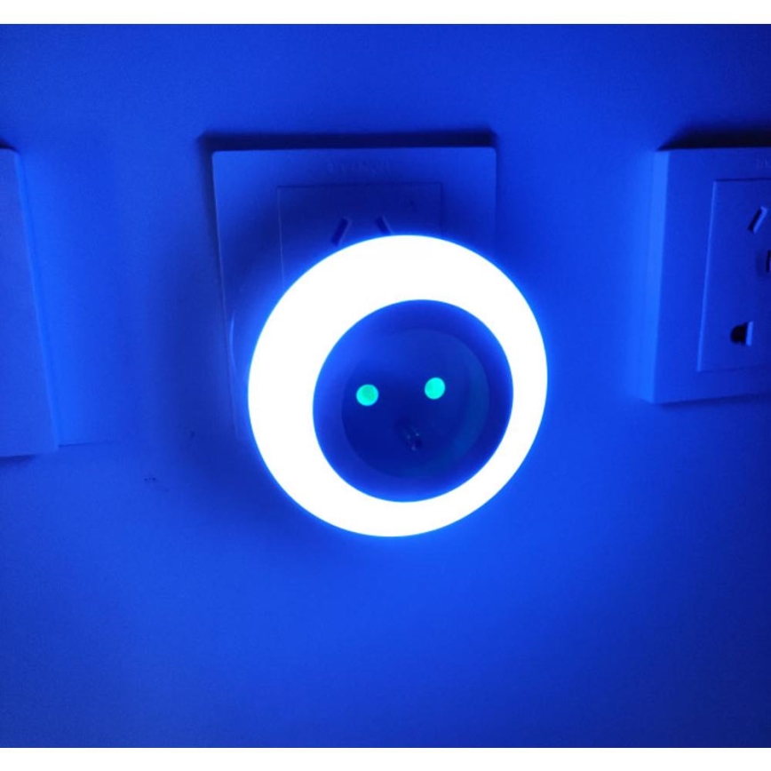 LED Navigatsioonivalgusti hämaraanduri ja pistikupesaga LED/0,6W/230V