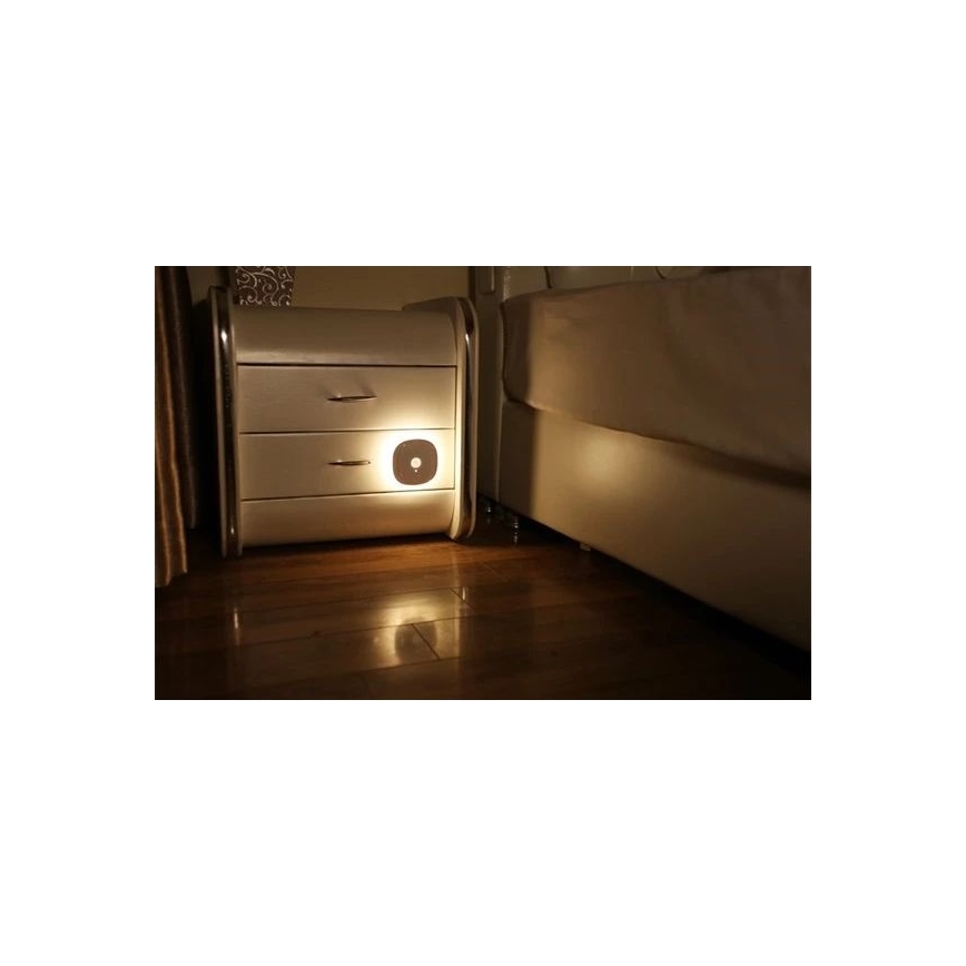 LED Öövalgusti anduriga LED/0,45W/3xAAA 3000K valge