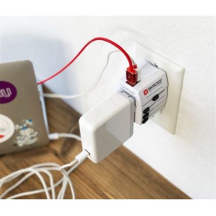 Rahvusvaheline adapter 230V + 2x USB port