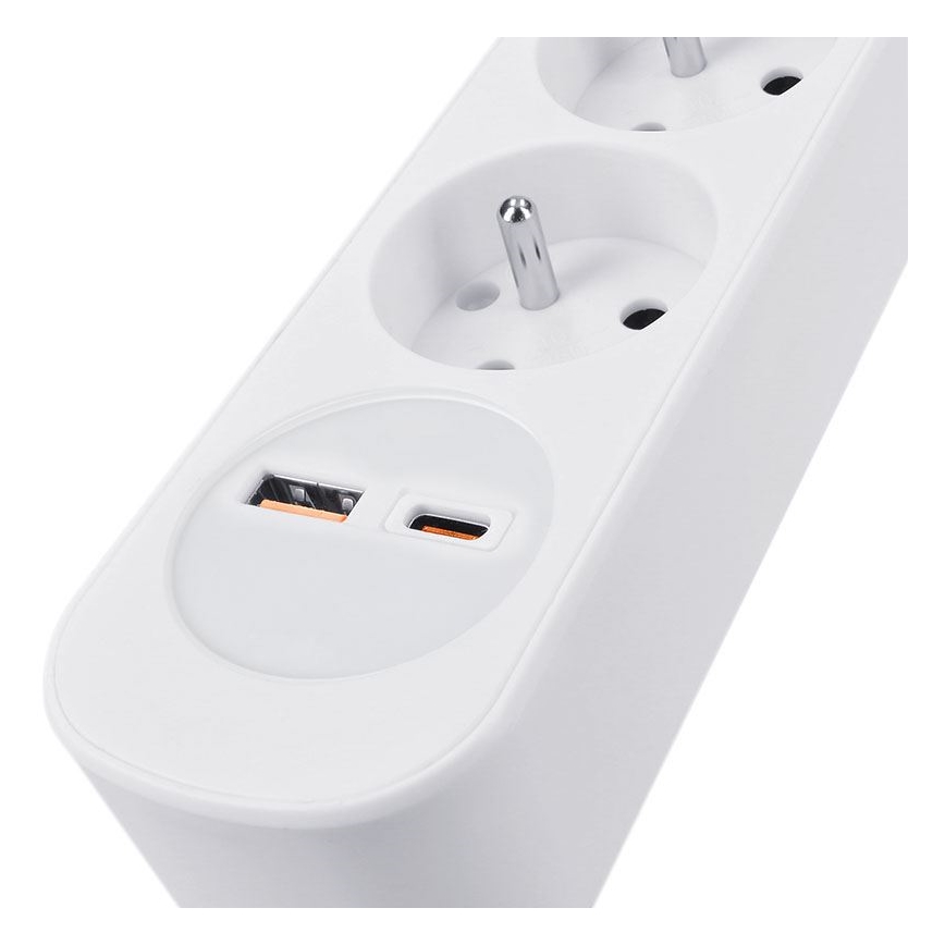 3 m pikendusjuhe viie pistikupesaga, lülitiga ja USB-A ning USB-C laadimisega