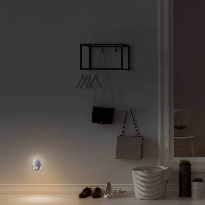 LED Navigatsioonivalgusti pistikupessa anduriga LED/0,7W/230V 3000K