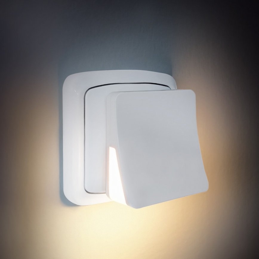 LED öövalgusti videvikuanduriga pistikupessa LED/0,5W/230V 3000K